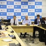 Devido ao agravamento da situação hidrometeorológica e de armazenamento de água da bacia hidrográfica do rio Tocantins, causado pelas chuvas e vazões abaixo da média desde 2015, a Agência Nacional de Águas (ANA) realizou a primeira Reunião de Avaliação da Situação de Operação dos Reservatórios do Rio Tocantins em 17 de agosto de 2017. A partir desta data estas reuniões serão semanais e acontecerão para discutir e tomar decisões sobre a operação dos reservatórios, como Serra da Mesa (GO) e Tucuruí (PA), com o intuito de preservar os estoques de água da bacia e garantir a continuidade do atendimento aos usos múltiplos do recurso. Saiba mais em: http://www2.ana.gov.br/Paginas/imprensa/noticia.aspx?id_noticia=13302 Descrição da foto: Representantes da ANA, de outros órgãos públicos e de setores usuários de recursos hídricos da bacia do rio Tocantins discutem operação dos reservatórios da bacia e a crise hídrica na região. Encontro também foi transmitido por videoconferência. Crédito: Raylton Alves / Banco de Imagens ANA