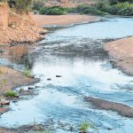 O Rio Jaguaribe corta o trecho urbano da cidade de Iguatu, onde recebe despejo de esgotos. A dúvida surgiu há cerca de dois meses, após a definição do projeto Cílios do Jaguaribe, lançado recentemente nesta cidade, pela SRH (Foto: Honório Barbosa)