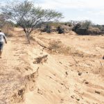 28 de Novembro de 2017 - Rio Jaguaribe em Iguatu; área de extração de areia; localidade de Fomento; degradação do rio, barreiras caídas, areia retirada, perda da mata ciliar. - REGIONAL - HONORIO BARBOSA