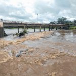 No Rio Salgado, em Aurora, nesse domingo, os pescadores paralisaram as atividades no seu leito por causa da forte correnteza ( Foto: Henrique Macedo )