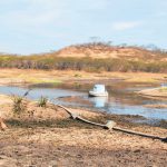 O açude Pedra Branca, na zona rural de Jaguaribe, está secando. O pouco de água que resta é imprópria para consumo humano FOTOS: HONÓRIO BARBOSA