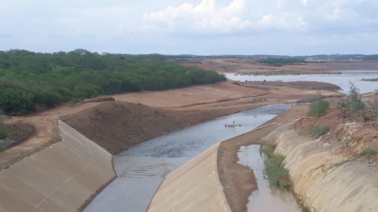 Águas da transposição do Rio São Francisco chegam ao último reservatório antes do Ceará