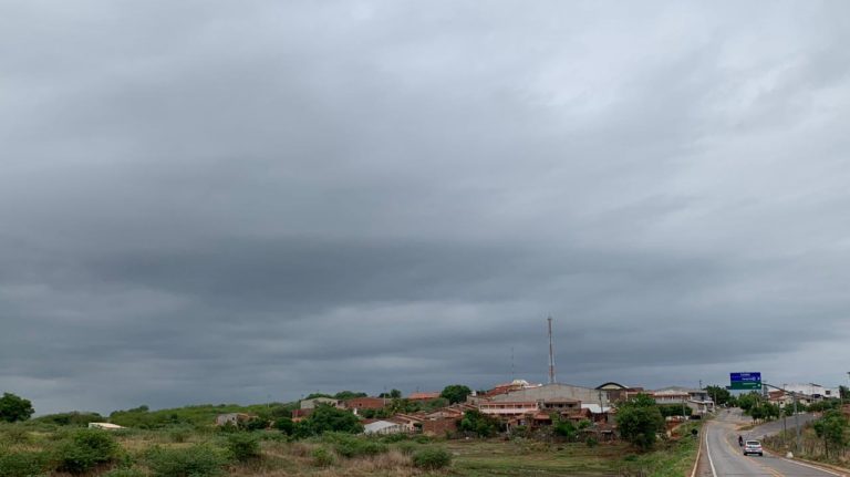 Ceará deve seguir com condições de chuva até quarta-feira, principalmente no noroeste do Estado